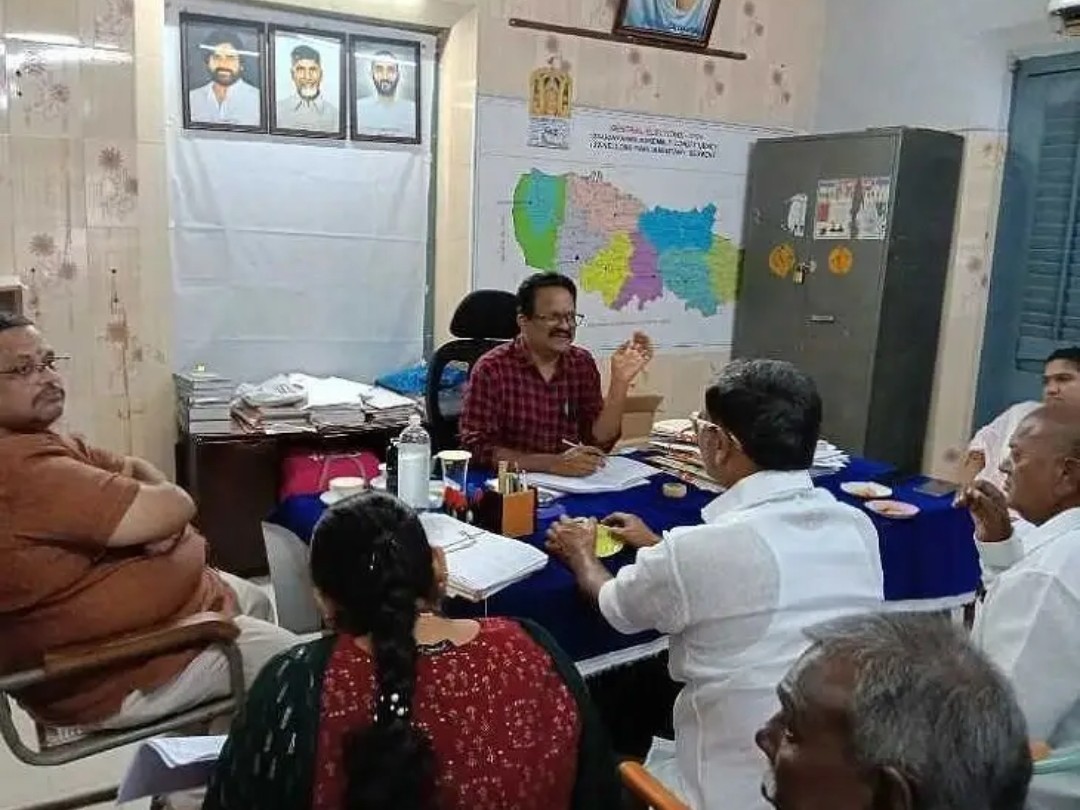 రాజకీయ నాయకుల ప్రతినిధులతో సమీక్ష సమావేశం