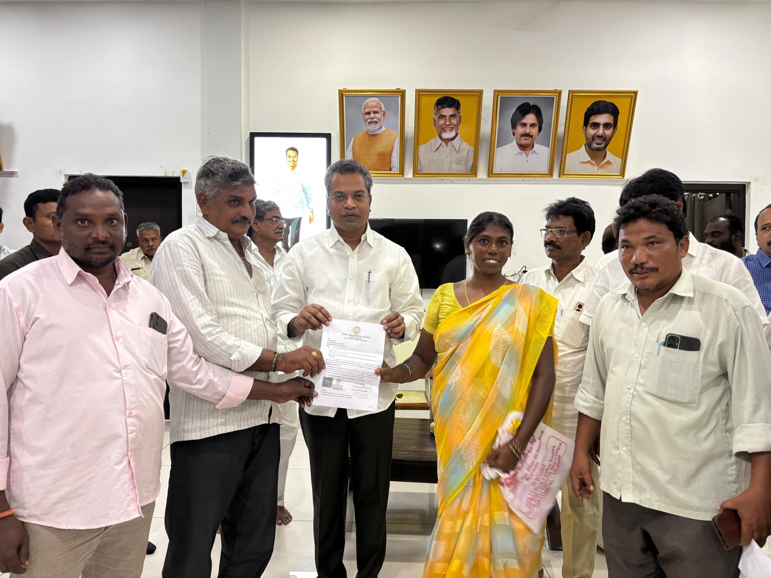 లబ్ధిదారులకు CMRF LOC పత్రాలను అందజేసిన ఎమ్మెల్యే