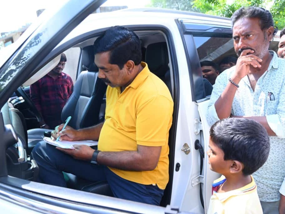 చిన్నారికి ఎమ్మెల్యే ఆటోగ్రాఫ్