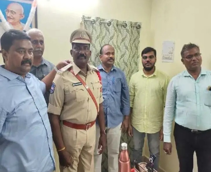 ఏఎస్సైగా పదోన్నతి పొందిన సురేందర్ రెడ్డి