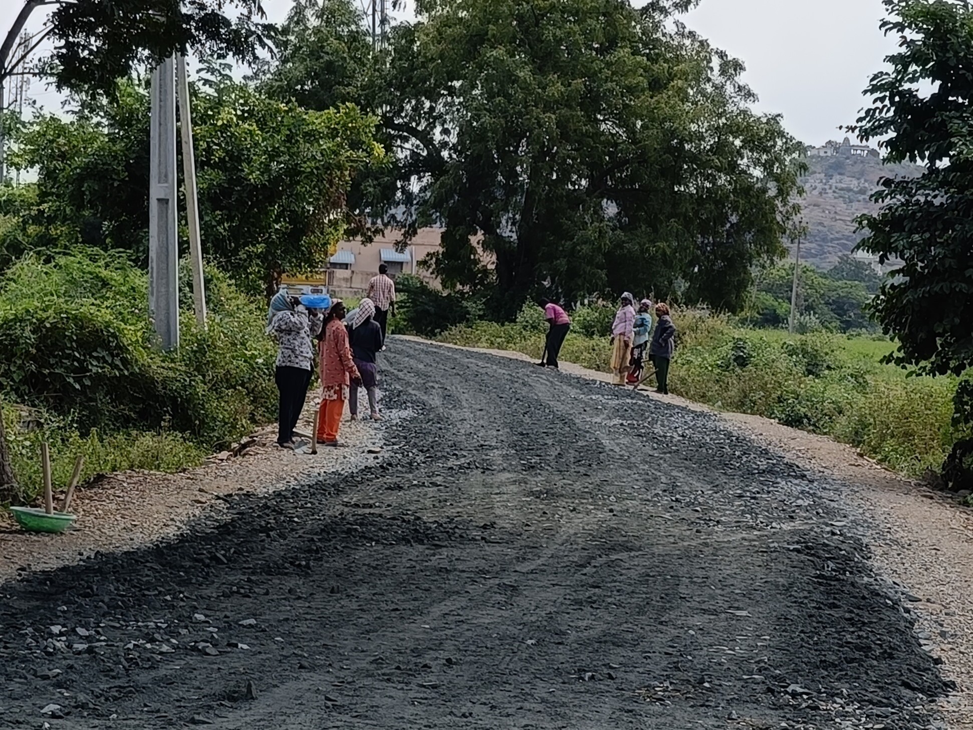 జిల్లాలో వేగంగా రోడ్డు నిర్మాణ పనులు