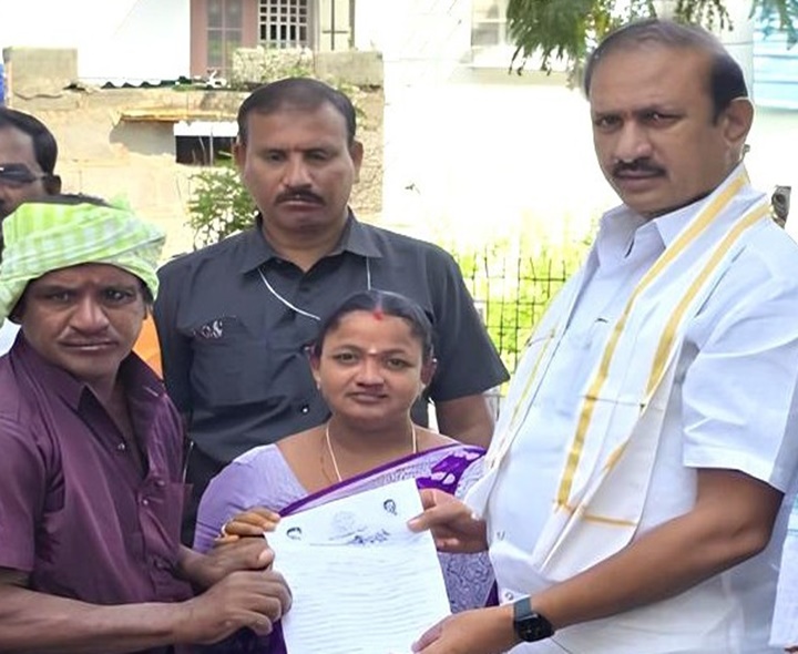 ‘లబ్దిదారులకు ఇందిరమ్మ ఇళ్ల ప్రొసీడింగ్స్ అందజేత’