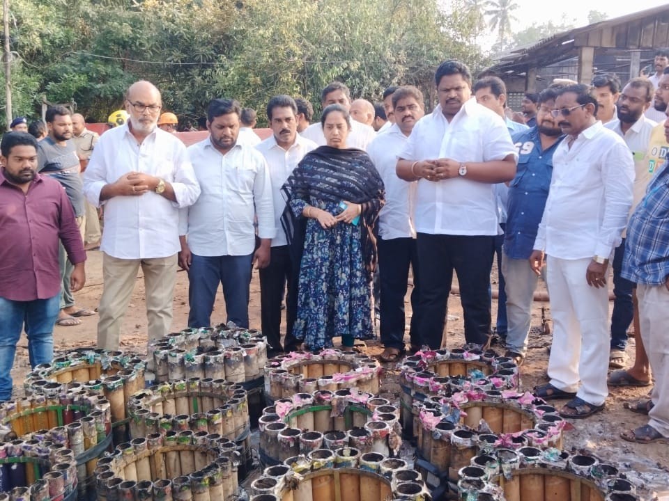 పేలుళ్లు ఘటన స్థలాన్ని పరిశీలించిన వైసీపీ నేతలు