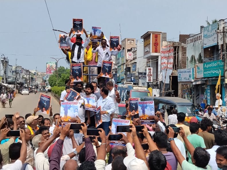 అంబేద్కర్ విగ్రహానికి టీడీపీ శ్రేణులు పాలాభిషేకం