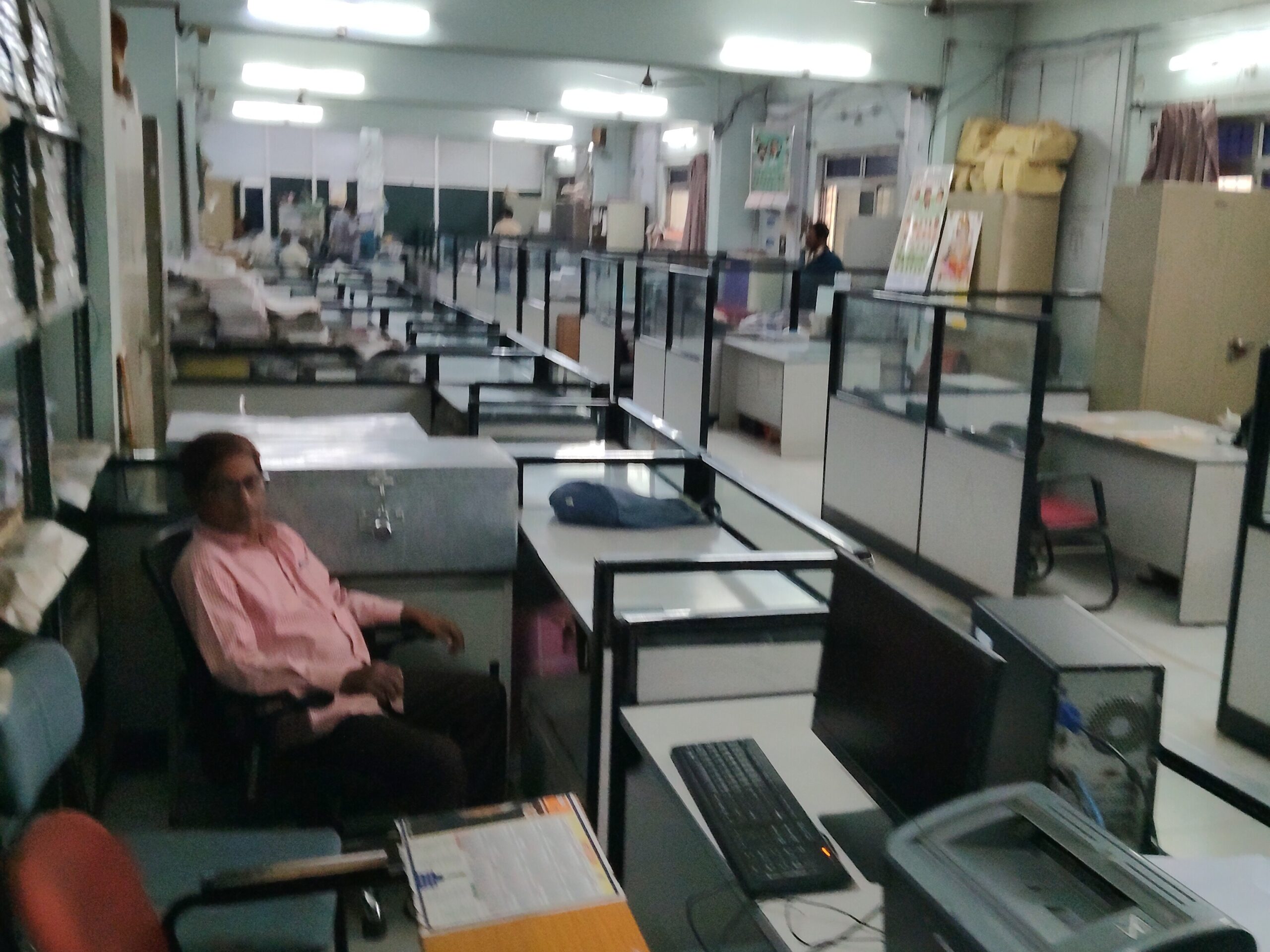 GHMC ఆఫీసుకు సమయానికి రాని అధికారులు..!