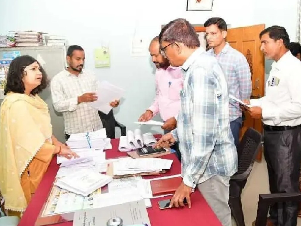 నామినేషన్ కేంద్రాన్ని పరిశీలించిన కలెక్టర్
