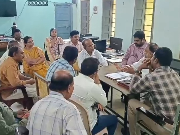 ఎన్నికల అధికారులతో సమావేశం నిర్వహించిన జడ్పీ సీఈవో