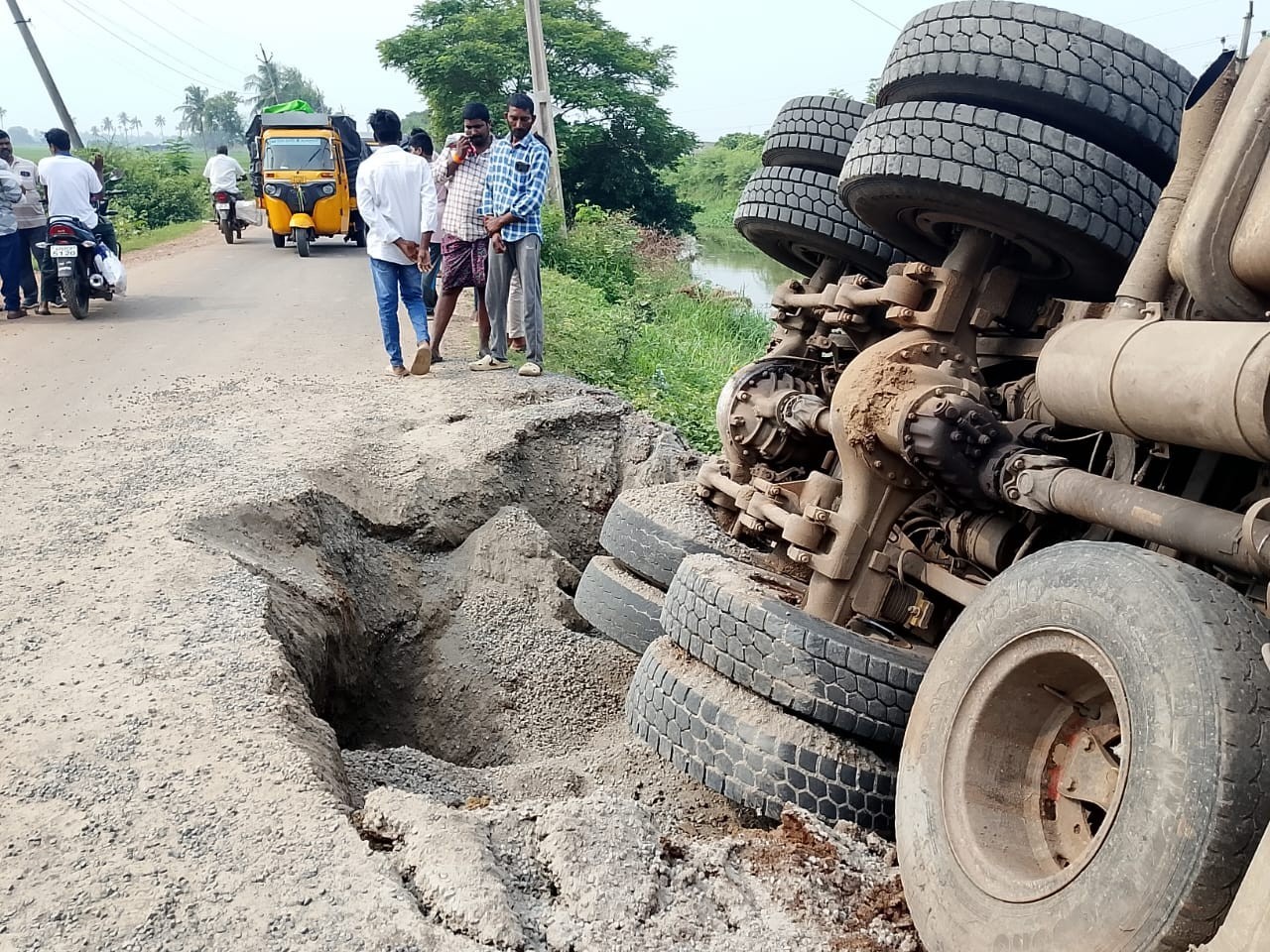 టిప్పర్ బోల్తా… తప్పిన పెను ప్రమాదం