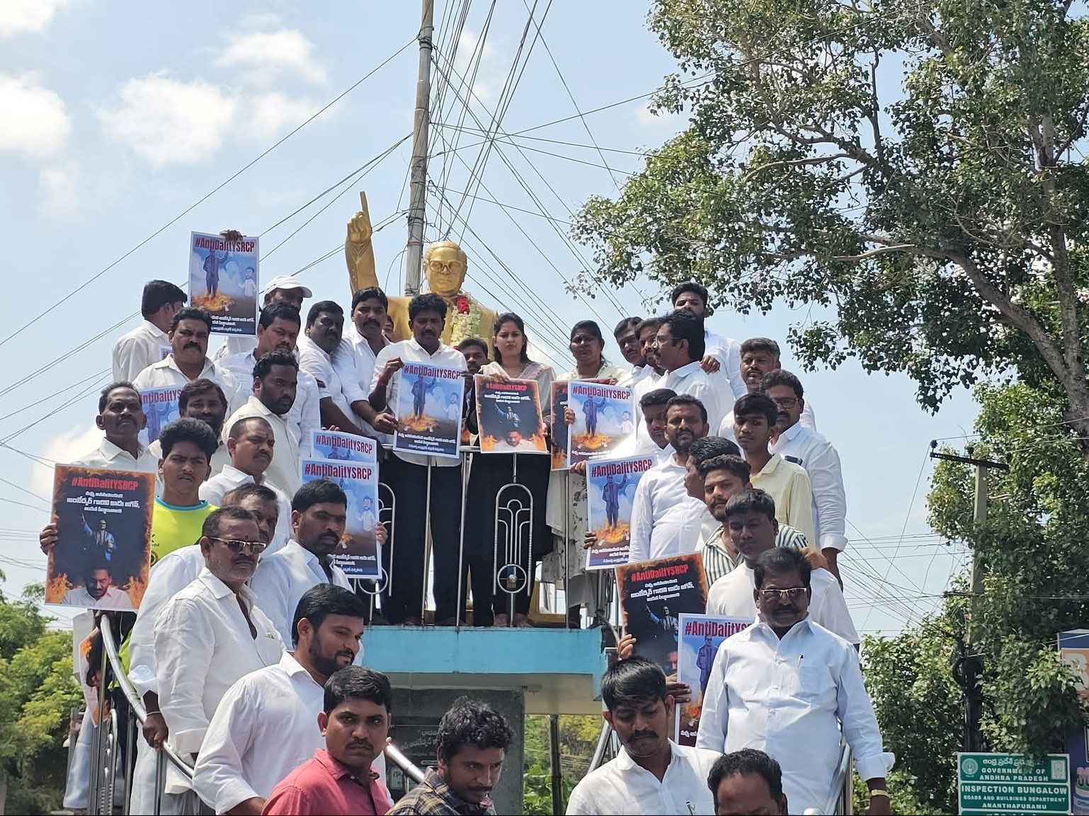 అంబేద్క‌ర్ విగ్రహానికి ఎమ్మెల్యేల పాలాభిషేకం