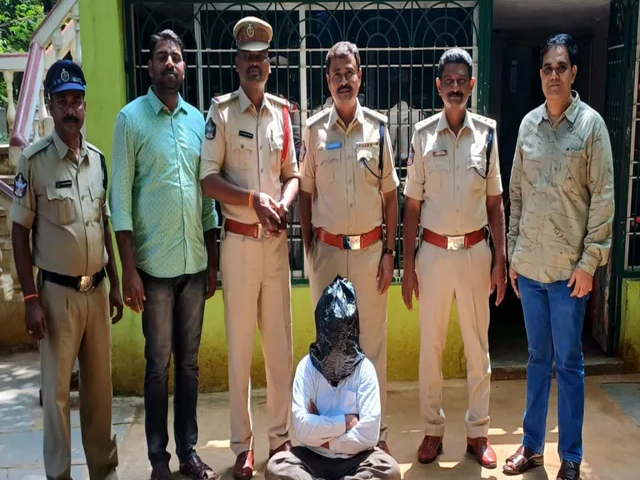పుల్లంపేటలో ఎర్రచందనం దుంగలు స్వాధీనం