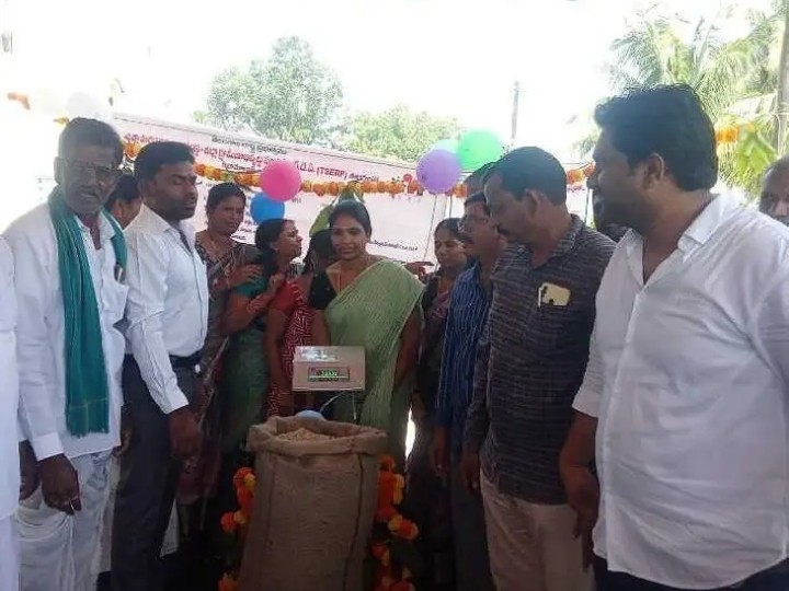ఐకేపీ ఆధ్వర్యంలో ధాన్యం కొనుగోలు కేంద్రం ప్రారంభం