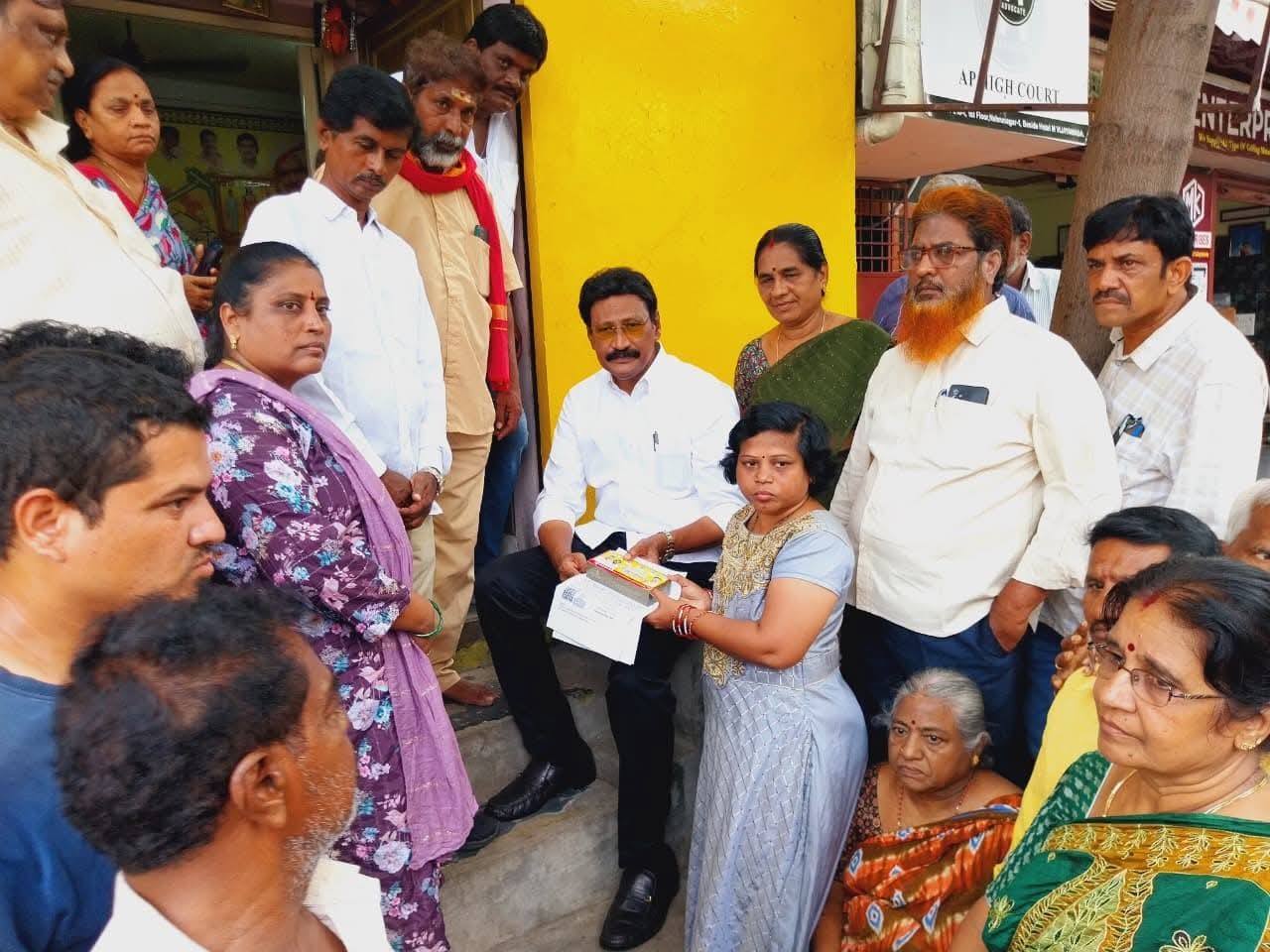 కృష్ణలంకలో పర్యటించిన ఎమ్మెల్యే గద్దె