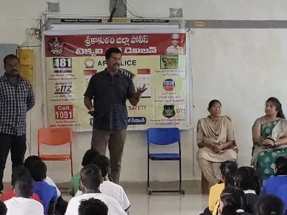 టెక్కలిలో టోల్ ఫ్రీ నంబర్లపై అవగాహన సదస్సు