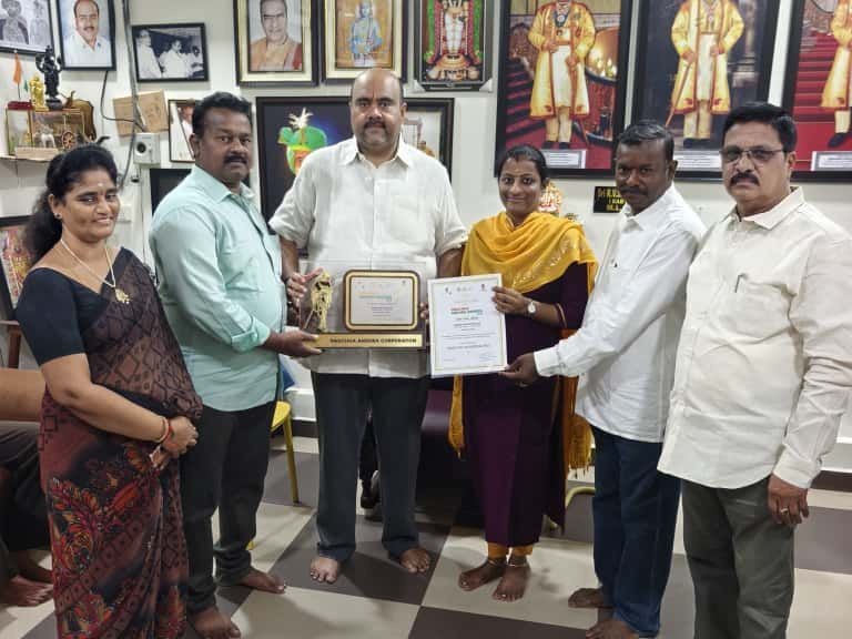 ఛైర్మన్, కమీషనర్లును అభినందించిన ఎమ్మెల్యే