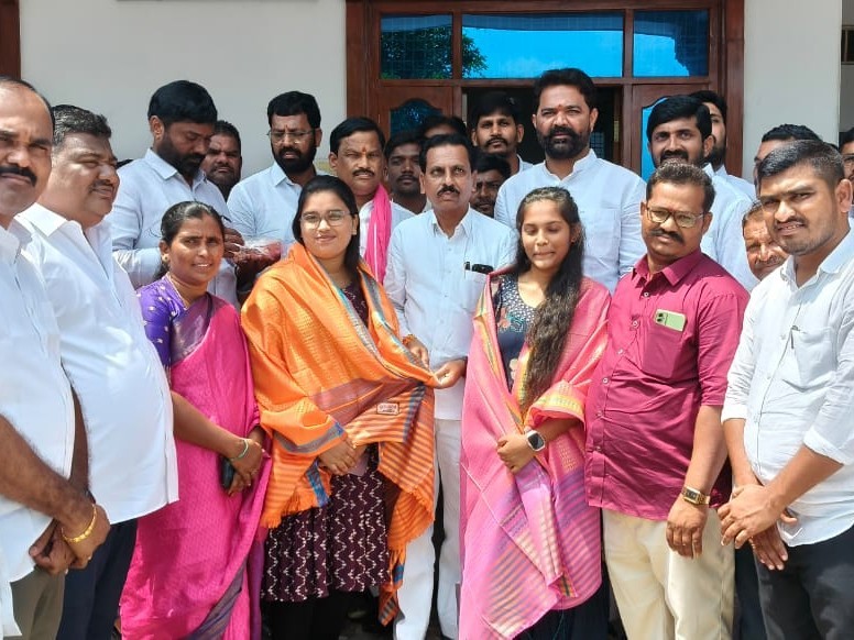 విద్యార్థినులు ఉన్నత విద్యలో రాణించాలి: మాజీ ఎమ్మెల్యే