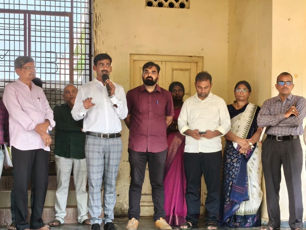 జడ్పీ హైస్కూల్ తనిఖీ చేసిన ఫుడ్ కమిటీ సభ్యుడు