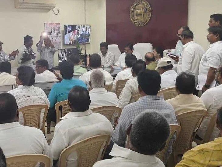 అధికారులతో సమీక్షించిన ఎమ్మెల్యే