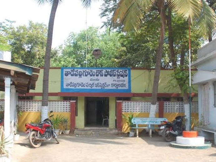 వాహనదారులపై రాళ్లతో దాడి