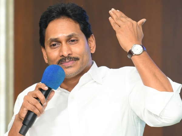 జగన్ పర్యటన.. వృద్ధురాలికి గాయం