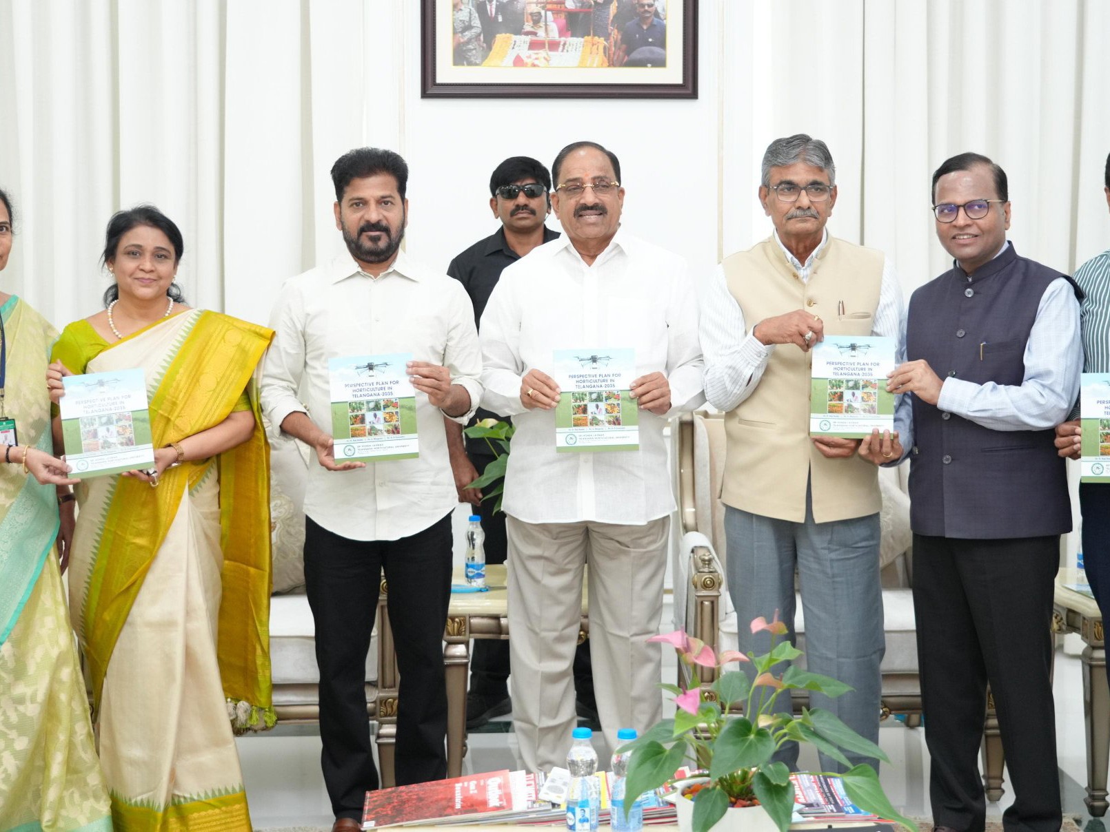 పుస్తకాన్ని ఆవిష్కరించిన సీఎం