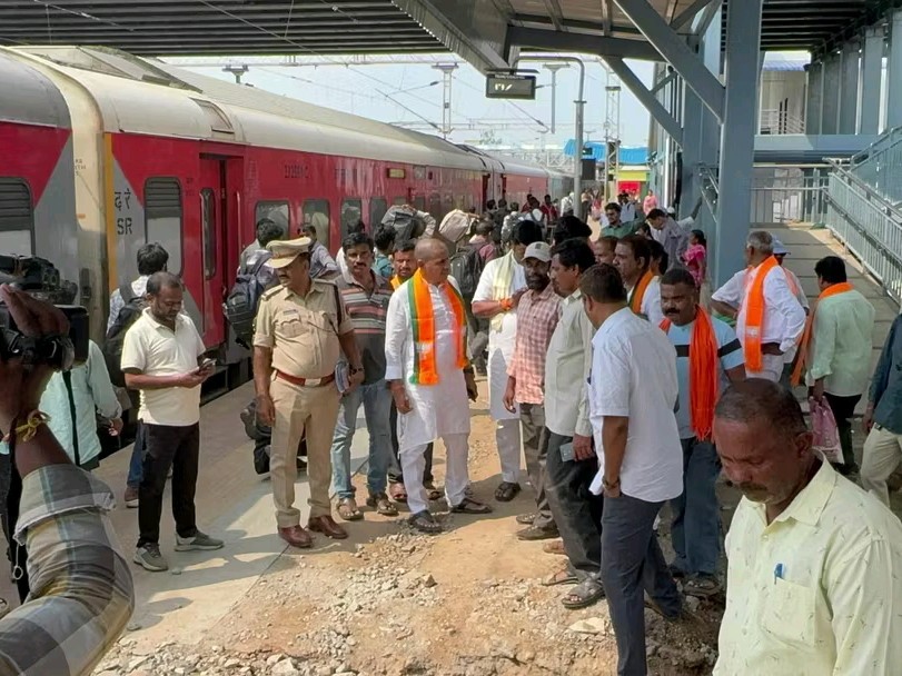 ఖమ్మం రైల్వే స్టేషన్ అభివృద్ధి పనులు పరిశీలన
