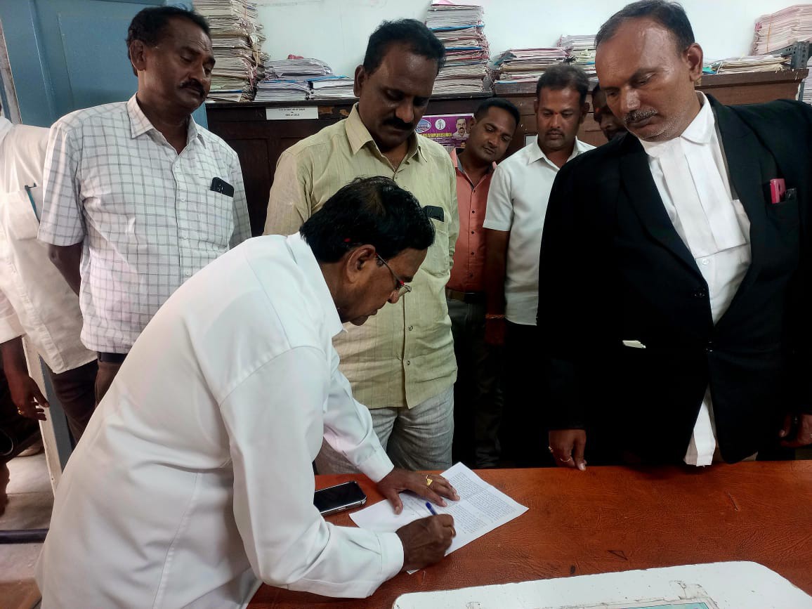 కోర్టుకు హాజరైన మాజీ మంత్రి