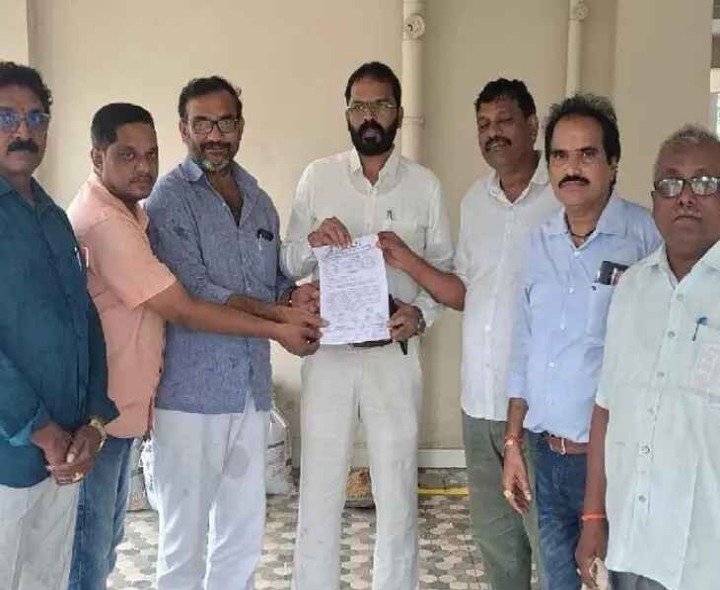 డీఈవో కు వినతిపత్రం అందజేసిన ప్యాప్టో ప్రతినిధులు