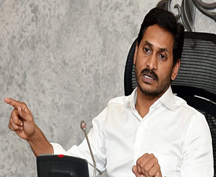 కాలేజీలను అమ్ముకున్నారు: జగన్