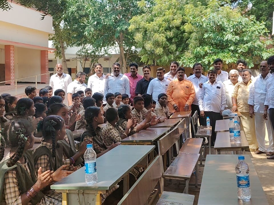 ప్రభుత్వ పాఠశాలకు 21 టేబుల్స్అందజేత