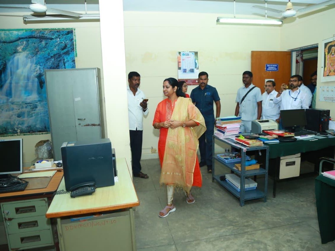 భవనాలను పరిశీలించిన ఎంపీ
