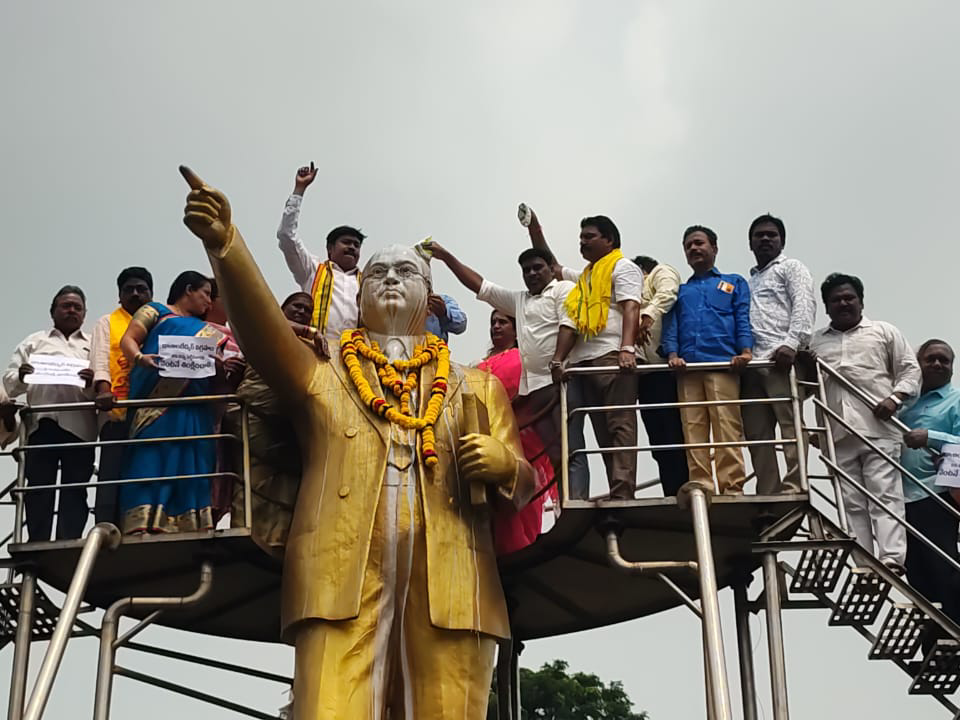 విశాఖలో అంబేద్కర్‌ విగ్రహానికి పాలాభిషేకం
