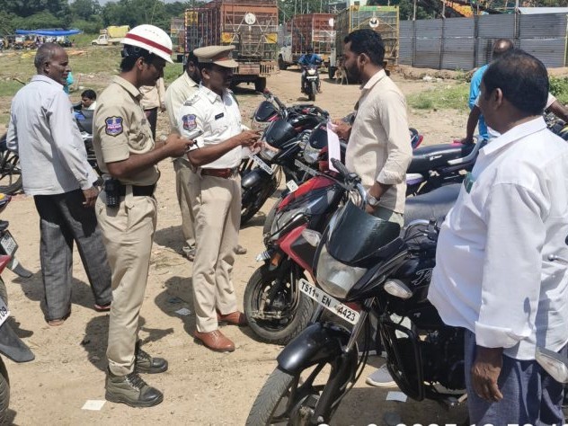ద్విచక్ర వాహనాల సంతను సందర్శించిన ట్రాఫిక్ ఎస్సై