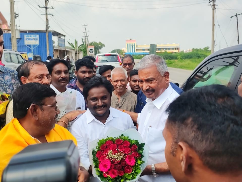 పెద్దిరెడ్డి రామచంద్రారెడ్డి కి స్వాగతం పలికిన YCP నేతలు