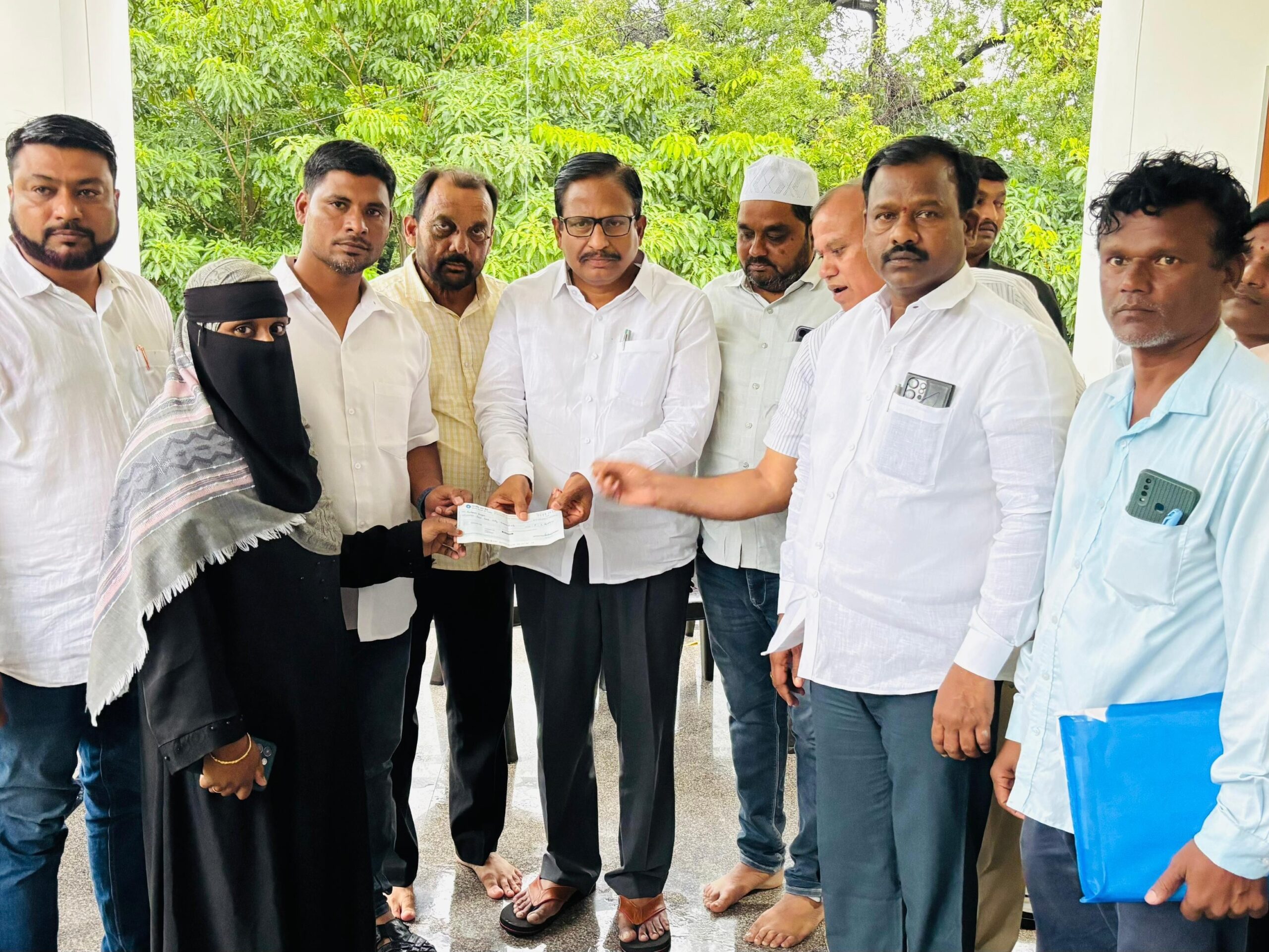 మృతుడి కుటుంబానికి అండగా నిలిచిన ఎమ్మెల్యే