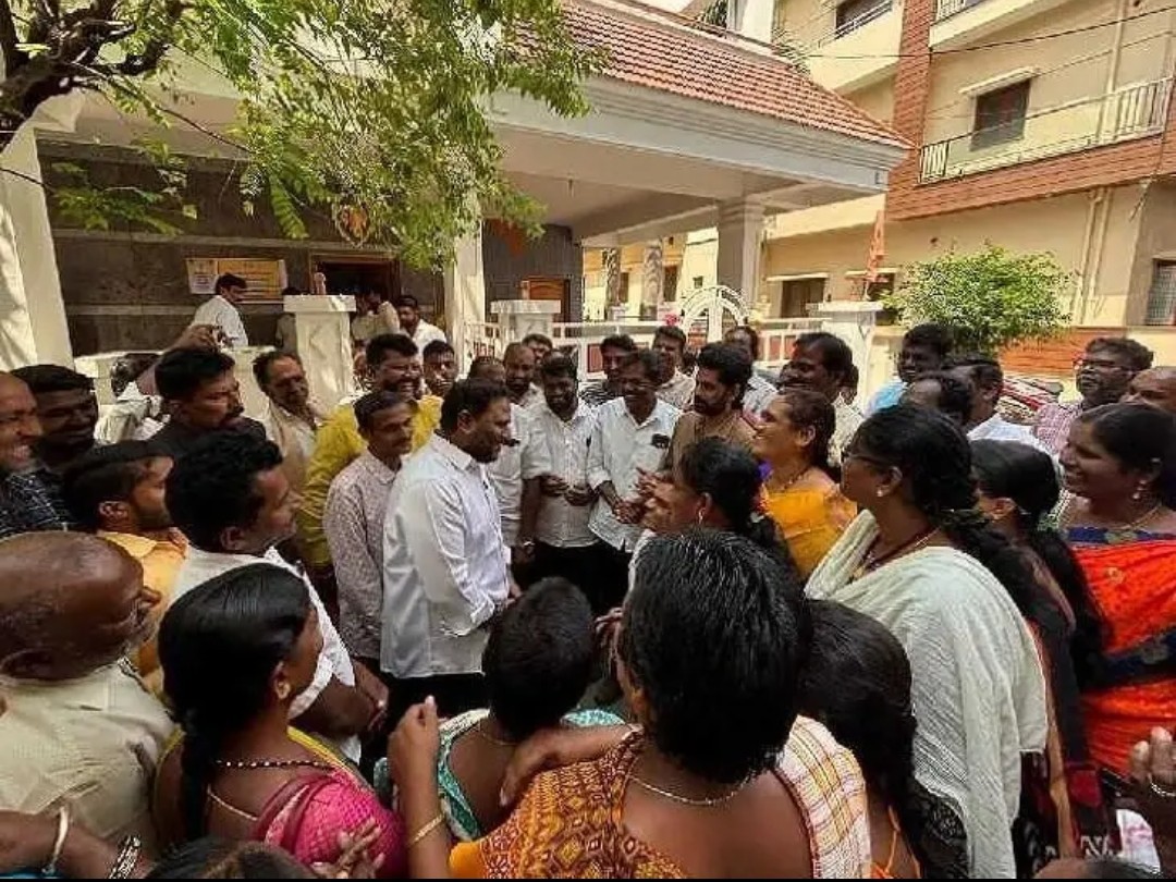 MLCని కలిసిన ద్రవిడ వర్సిటీ ఉద్యోగులు
