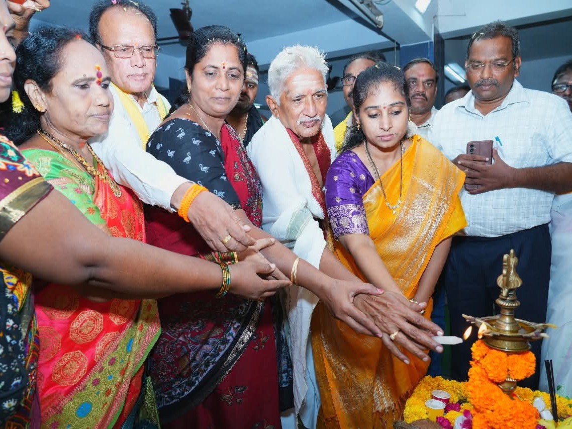విశ్వకర్మ హోమంలో పాల్గొన్న ఎమ్మెల్యే గళ్ళా మాధవి