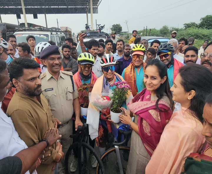 సాహస సైకిల్ యాత్రకు ఎంపీ ఘన స్వాగతం