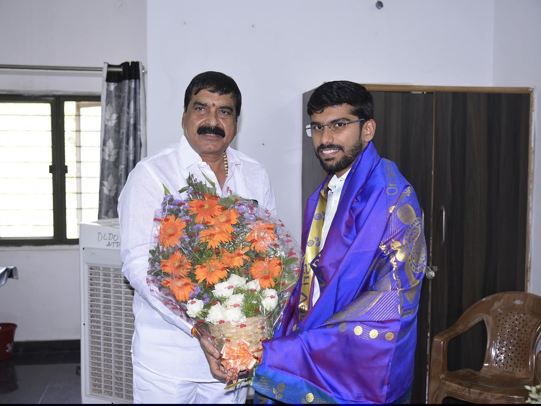 కలెక్టర్‌ను సన్మానించిన ఎంపీ