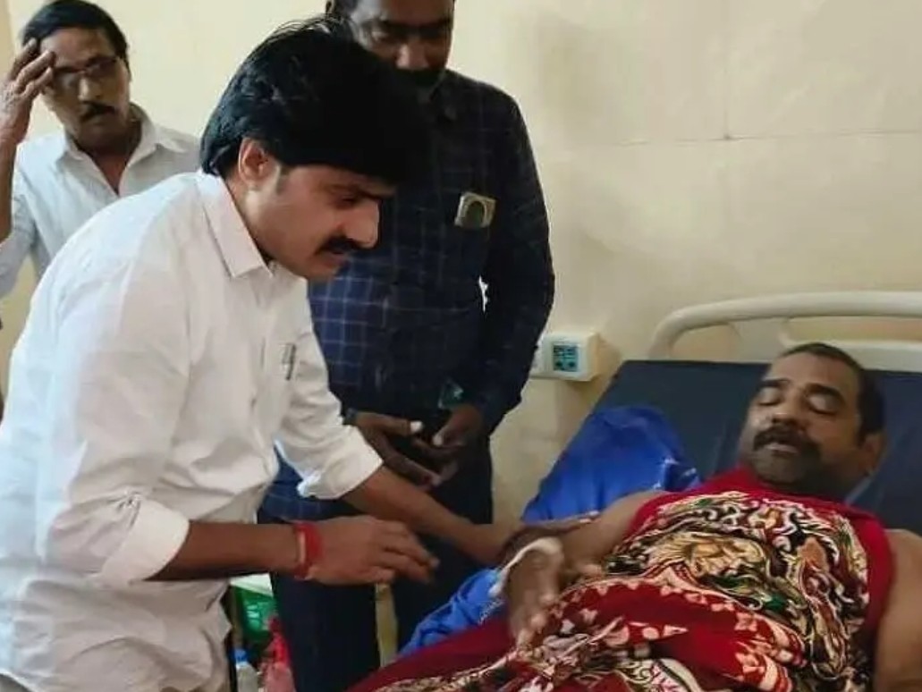 ఉపాధ్యాయుడిని పరామర్శించిన ఎమ్మెల్యే