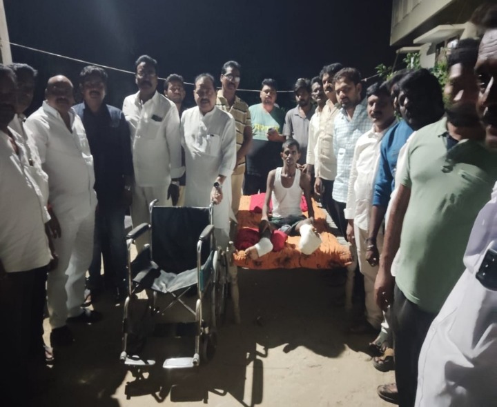 వైసీపీ కార్యకర్తకు  వీల్ చైర్‌ అందించిన మాజీ మంత్రి