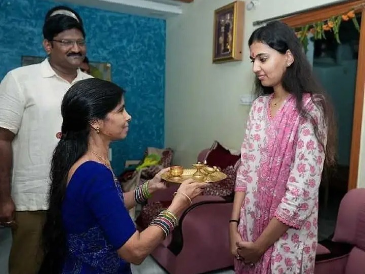 తల్లి గెలుపునకు కుమార్తెల ప్రచారం