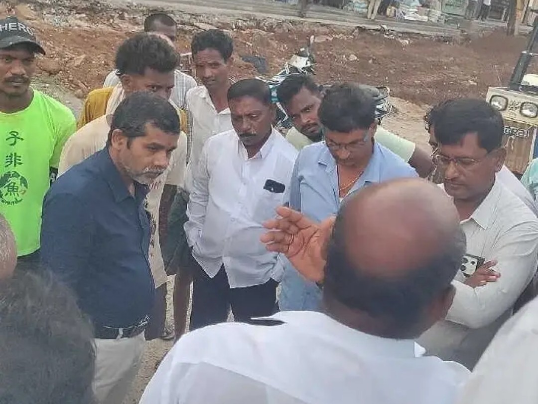 రోడ్డు వెడల్పు పనులను పరిశీలించిన కమిషనర్