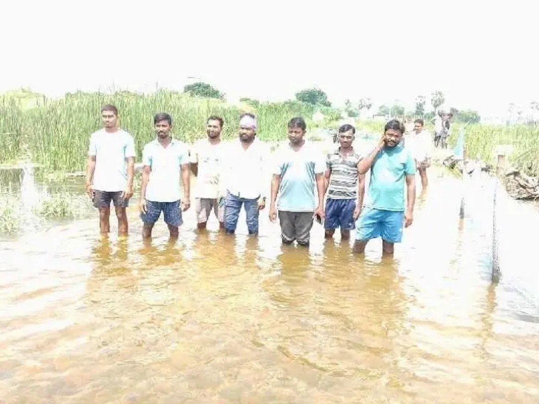 రోడ్డు జలమయం.. రాకపోకలు బంద్