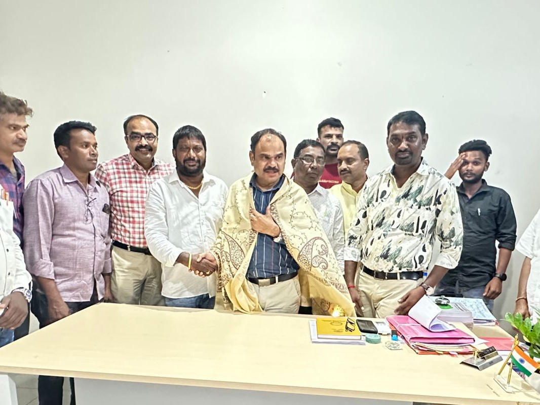 జిల్లా పంచాయతీ అధికారిని కలిసిన ప్రెస్ క్లబ్ సభ్యులు