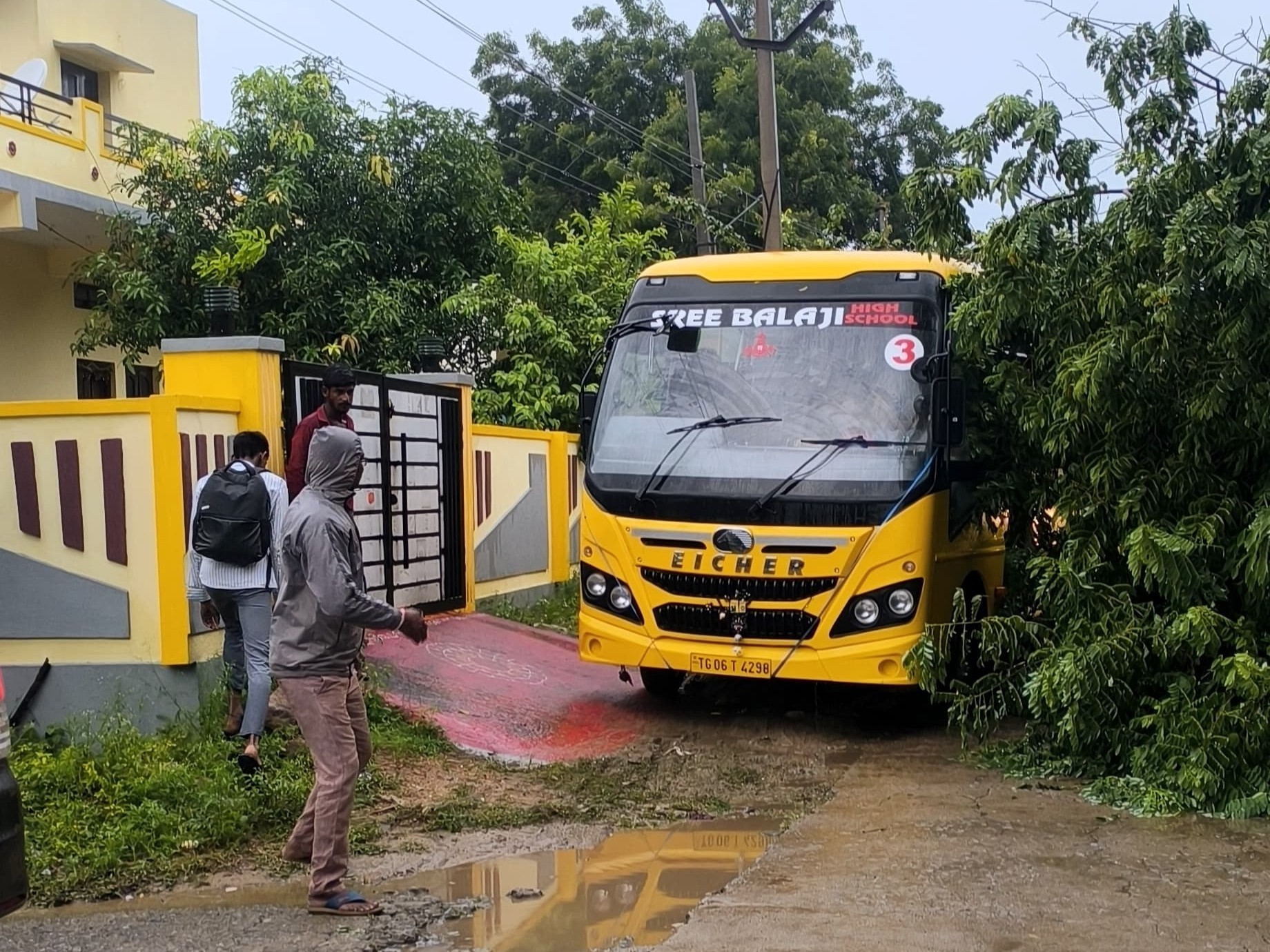భారీ వర్షానికి కూలిన చెట్లు
