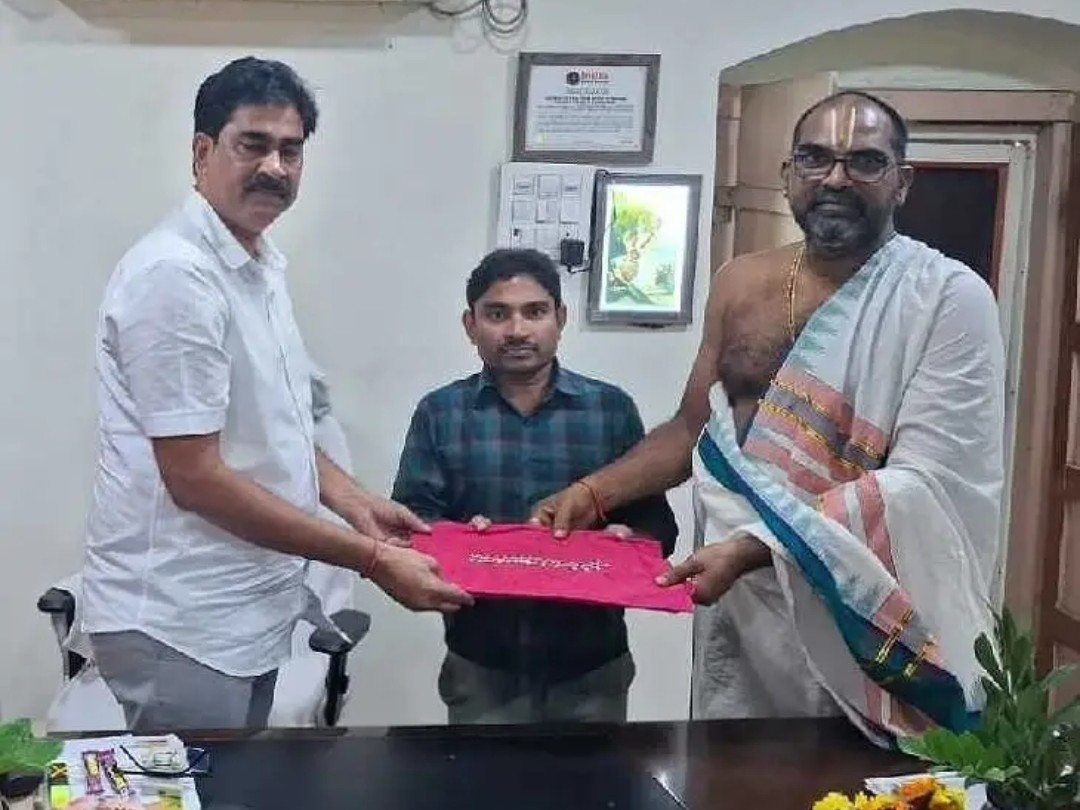 రాజ్యలక్ష్మీ అమ్మవారికి పచ్చల హారం వితరణ