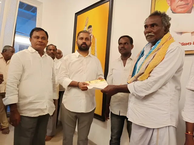 CMRF చెక్కుల పంపిణీ చేసిన టీడీపీ ఇంఛార్జ్
