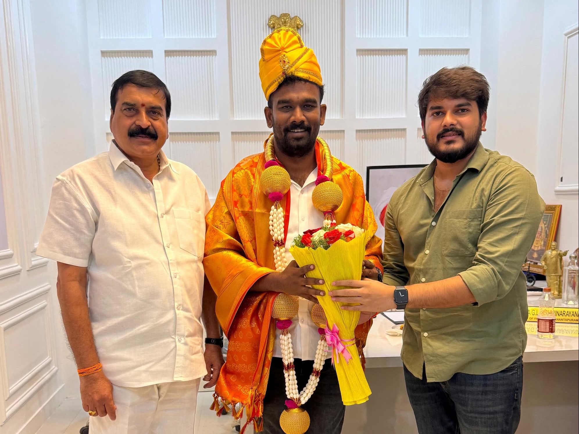 పరిటాల శ్రీరామ్‌ను సత్కరించిన ఎంపీ