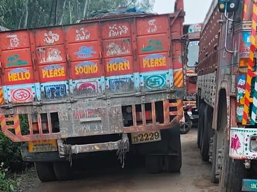 ఇసుక లారీలతో ప్రయాణికులకు తప్పని ఇబ్బందులు