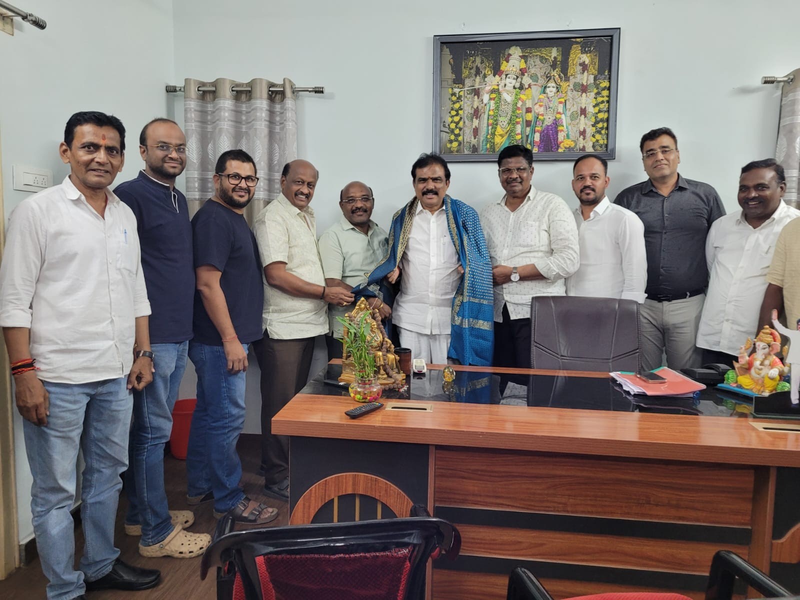 ‘ఎమ్మెల్యేను కలిసిన ట్రేడ్ అసోసియేషన్ నాయకులు’